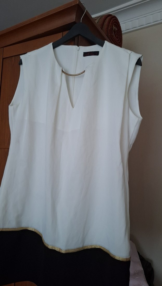 Zincir Detaylı Beyaz V Yaka Kolsuz fermuarlı elbise - Görsel 2