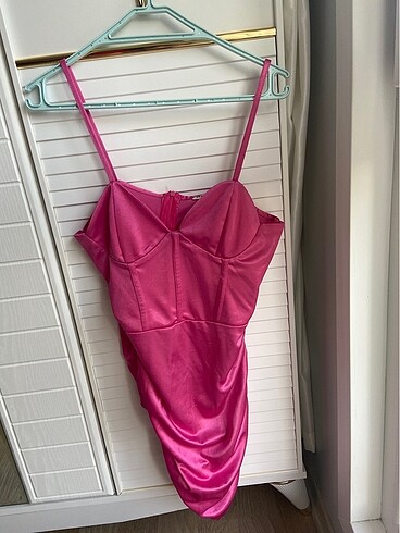 Pembe kısa elbise