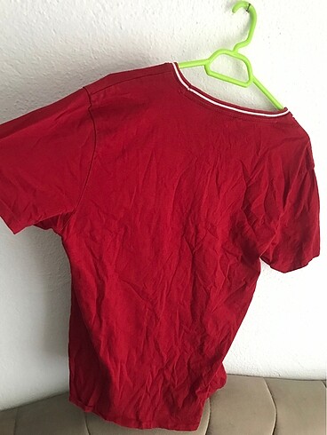 kırmızı tişört