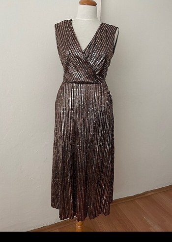 Drapeli Kahverengi Parlak V Yaka Uzun Elbise - Görsel 2