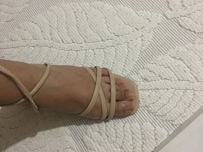 kalın kısa topuklu ipli sandalet - Görsel 5