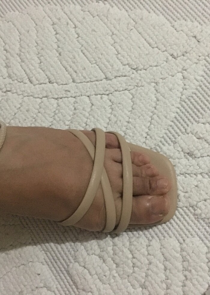 kalın kısa topuklu ipli sandalet - Görsel 5