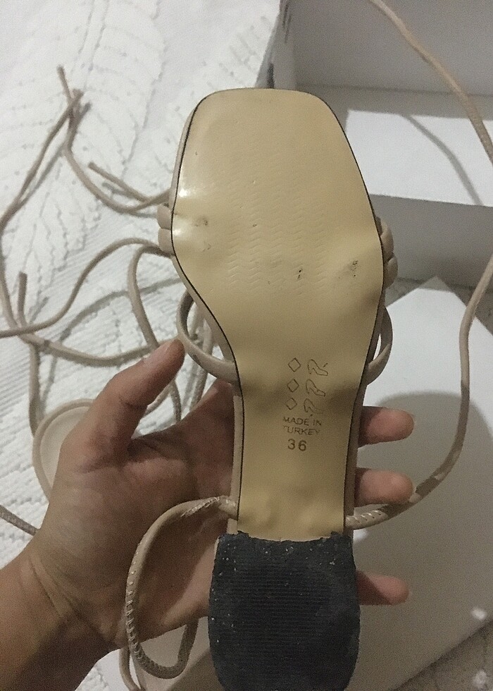 kalın kısa topuklu ipli sandalet - Görsel 3