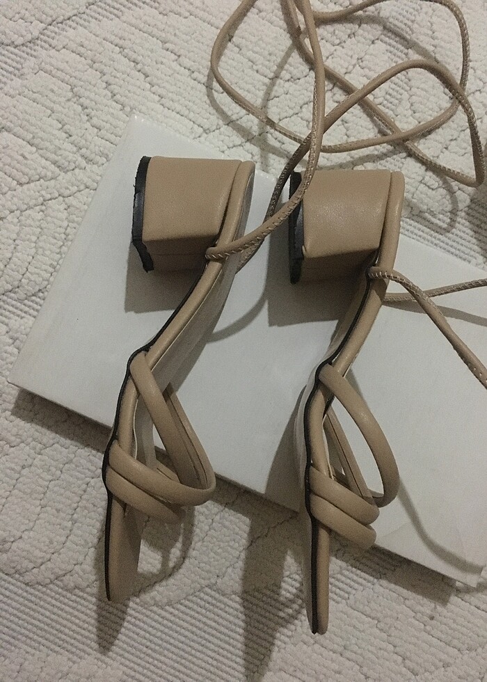 kalın kısa topuklu ipli sandalet - Görsel 2