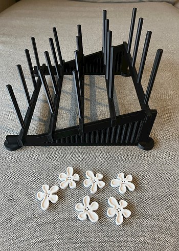 Siyah İplik Standı ve Çiçek Desenli Düğmeler - Görsel 2