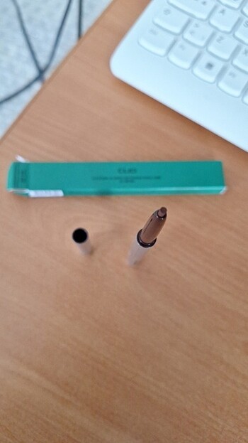 Beden Renk Kore malıdır. Clio markalı eyeliner.