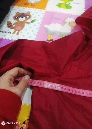 Kız Çocuk Kapüşonlu Kırmızı Düğmeli Yağmurluk - Görsel 6