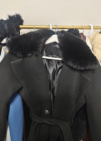 Kürk Yakalı Siyah Kaban - Görsel 3