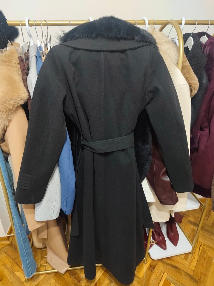 Kürk Yakalı Siyah Kaban - Görsel 4