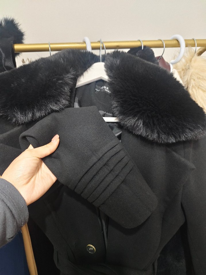 Kürk Yakalı Siyah Kaban - Görsel 2