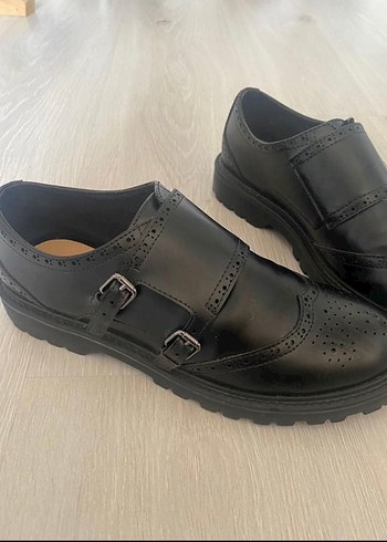 Pull and Bear Kemerli Siyah Deri Gotik Kadın Oxford Ayakkabı