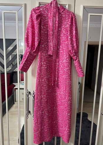 Pembe Gül Desen Kuşaklı Balon Kol Yüksek Yaka Uzun Elbise - Görsel 4