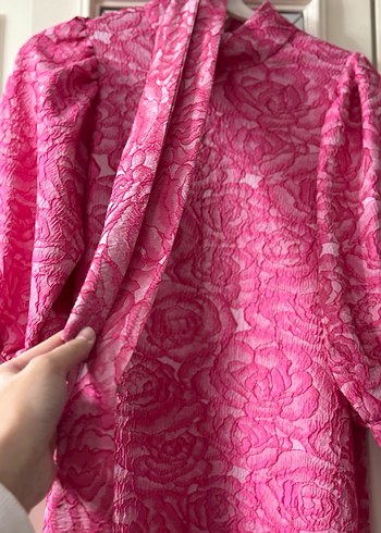 Pembe Gül Desen Kuşaklı Balon Kol Yüksek Yaka Uzun Elbise - Görsel 6