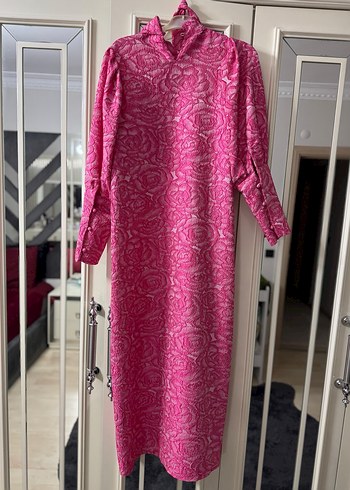 Pembe Gül Desen Kuşaklı Balon Kol Yüksek Yaka Uzun Elbise - Görsel 3