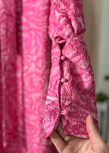 Pembe Gül Desen Kuşaklı Balon Kol Yüksek Yaka Uzun Elbise - Görsel 5