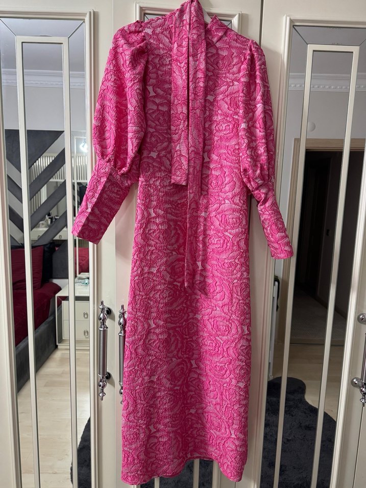 Pembe Gül Desen Kuşaklı Balon Kol Yüksek Yaka Uzun Elbise - Görsel 4