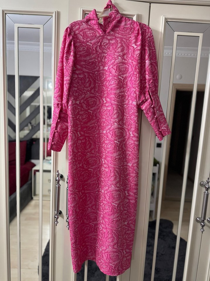 Pembe Gül Desen Kuşaklı Balon Kol Yüksek Yaka Uzun Elbise - Görsel 3