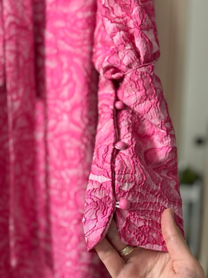 Pembe Gül Desen Kuşaklı Balon Kol Yüksek Yaka Uzun Elbise - Görsel 5