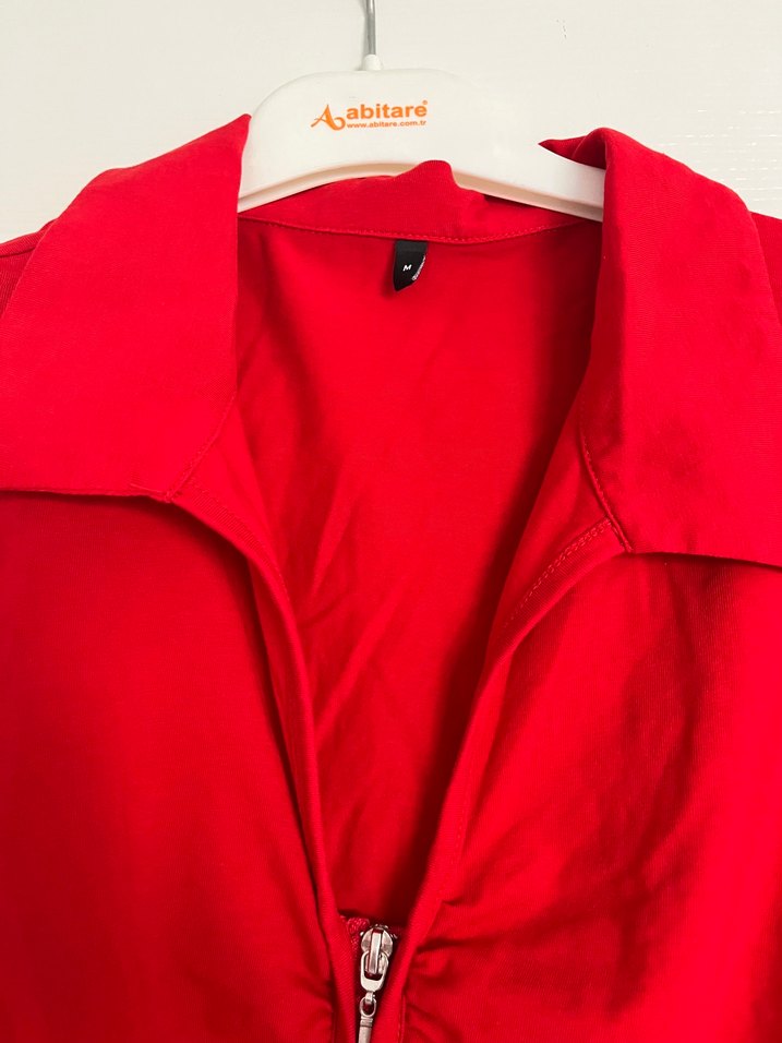 Kırmızı Fermuarlı Kısa Kollu Dekolteli Bluz - Görsel 2