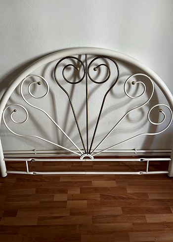 Parlak Beyaz Metal Yatak Başlığı - Görsel 2