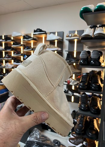 Ugg Beyaz Süet Tüylü Dolgu Topuk Bot