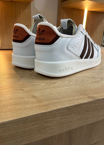 Adidas Beyaz Adidas Tyshawn Spor Ayakkabı