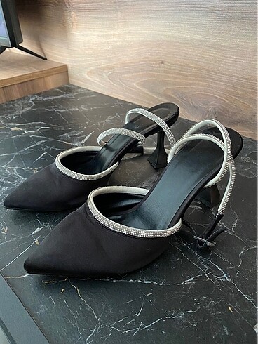 Saten taşlı topuklu stiletto
