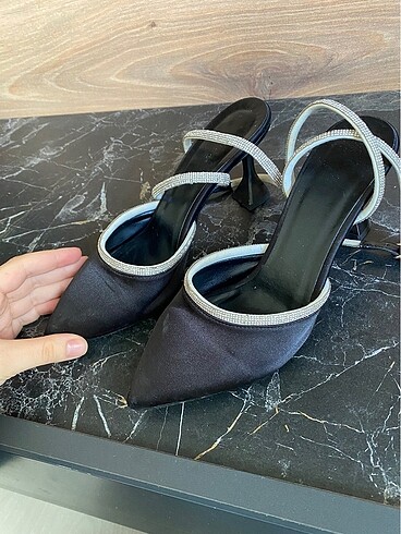39 Beden Saten taşlı topuklu stiletto