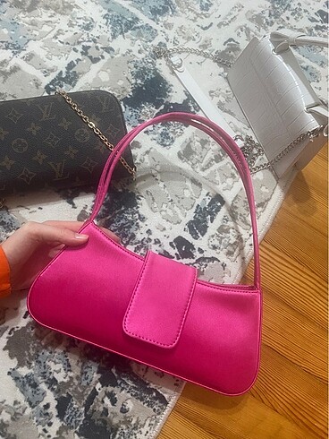 Pembe çanta