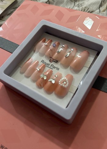 Pastel Bej Tırnak Süslemeleri ve Tırnak Yapıştırıcı - Görsel 2