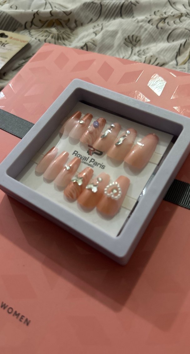 Pastel Bej Tırnak Süslemeleri ve Tırnak Yapıştırıcı - Görsel 2