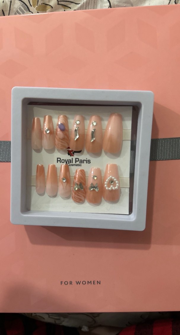 Pastel Bej Tırnak Süslemeleri ve Tırnak Yapıştırıcı - Görsel 3