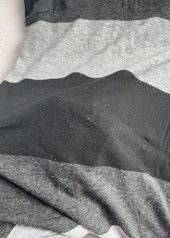 V Yaka Gri Çizgili Desenli Bluz - Görsel 4