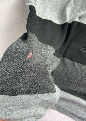 V Yaka Gri Çizgili Desenli Bluz - Görsel 3