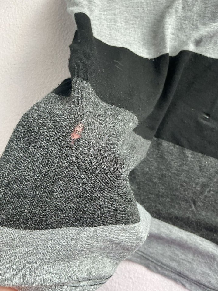 V Yaka Gri Çizgili Desenli Bluz - Görsel 3