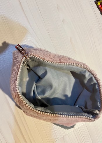 Pull and Bear Peluş tüylü Makyaj Çantası kalemlik