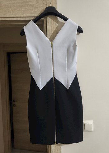 Siyah-beyaz mini V yakalı elbise - Görsel 3