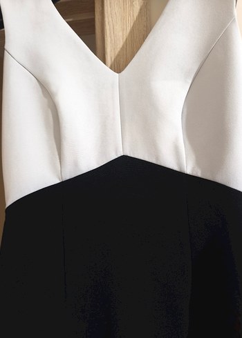 Siyah-beyaz mini V yakalı elbise - Görsel 2