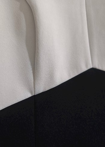 Siyah-beyaz mini V yakalı elbise - Görsel 4