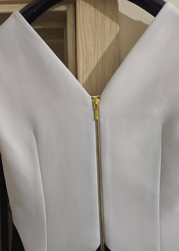 Siyah-beyaz mini V yakalı elbise - Görsel 5