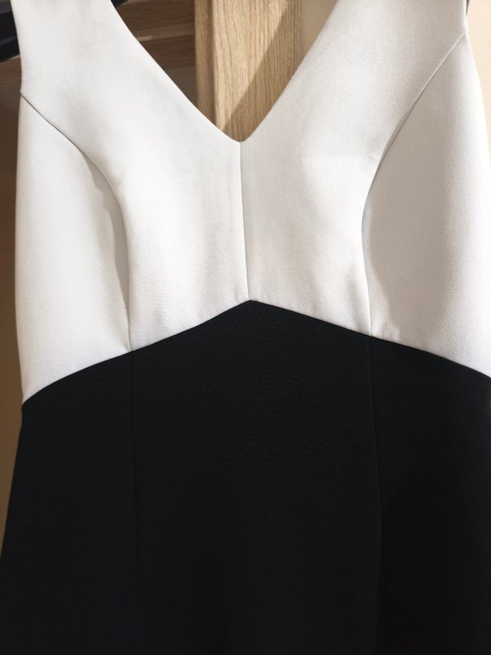 Siyah-beyaz mini V yakalı elbise - Görsel 2