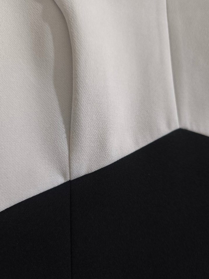 Siyah-beyaz mini V yakalı elbise - Görsel 4