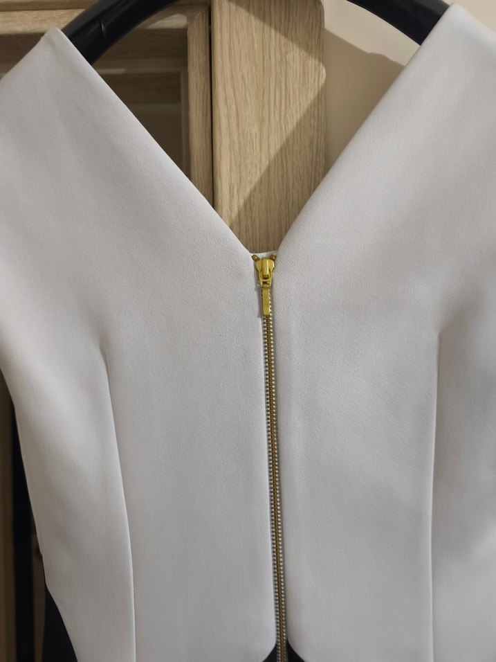 Siyah-beyaz mini V yakalı elbise - Görsel 5