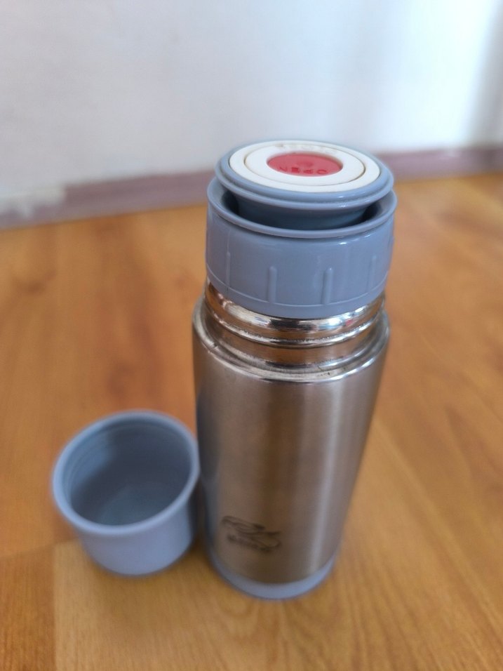 Çocuklar için gri kapaklı termos - Görsel 2