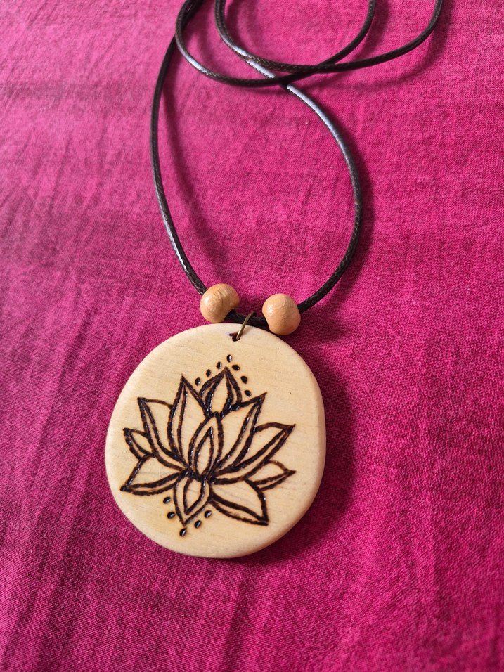 Ahşap yakma lotus el emeği kolye - Görsel 3