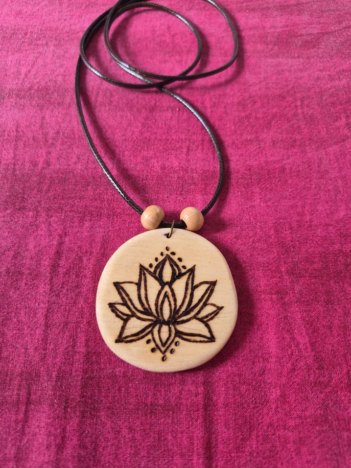 Ahşap yakma lotus el emeği kolye - Görsel 2