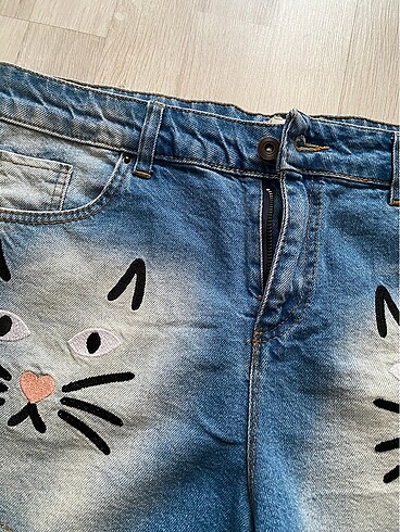 Quzu Kedi Desenli Ağartmalı Mavi Jean Şort