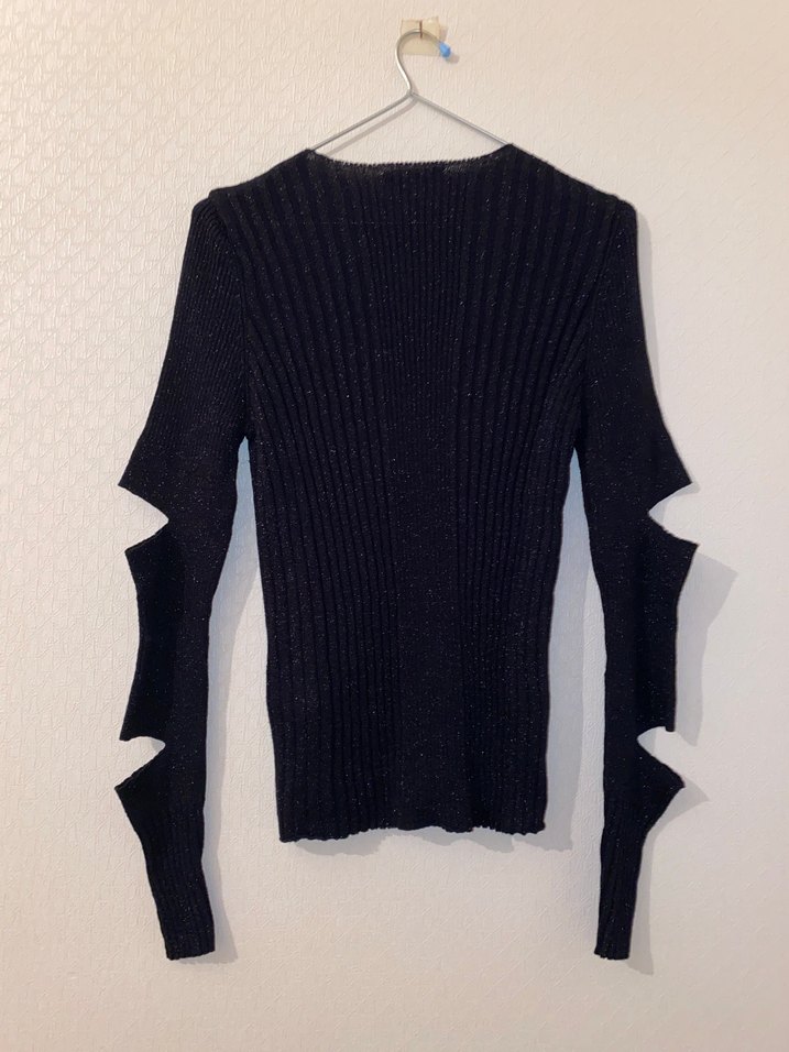 Siyah V Yaka Örgü Gotik Kadın Kazak - Görsel 3