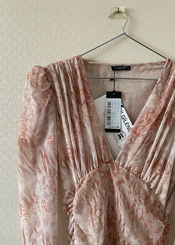 Vatkalı Drapeli V Yaka Tül Elbise - Görsel 2