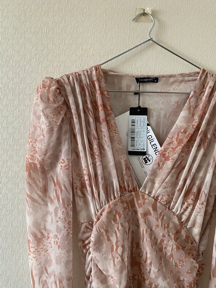 Vatkalı Drapeli V Yaka Tül Elbise - Görsel 2